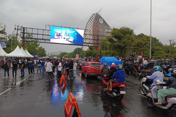 massa pendukung pasangan calon (Paslon) Gubernur dan Wakil Gubernur Sulsel nomor urut 1, Mohammad Ramdhan Pomanto-Azhar Arsyad (DIA) bertemu dengan massa pendukung calon Gubernur dan Wakil Gubernur Sulsel nomor urut 2, Andi Sudirman Sulaiman-Fatmawati Rusdi (Andalan Hati) bentrok di depan Hotel Claro.