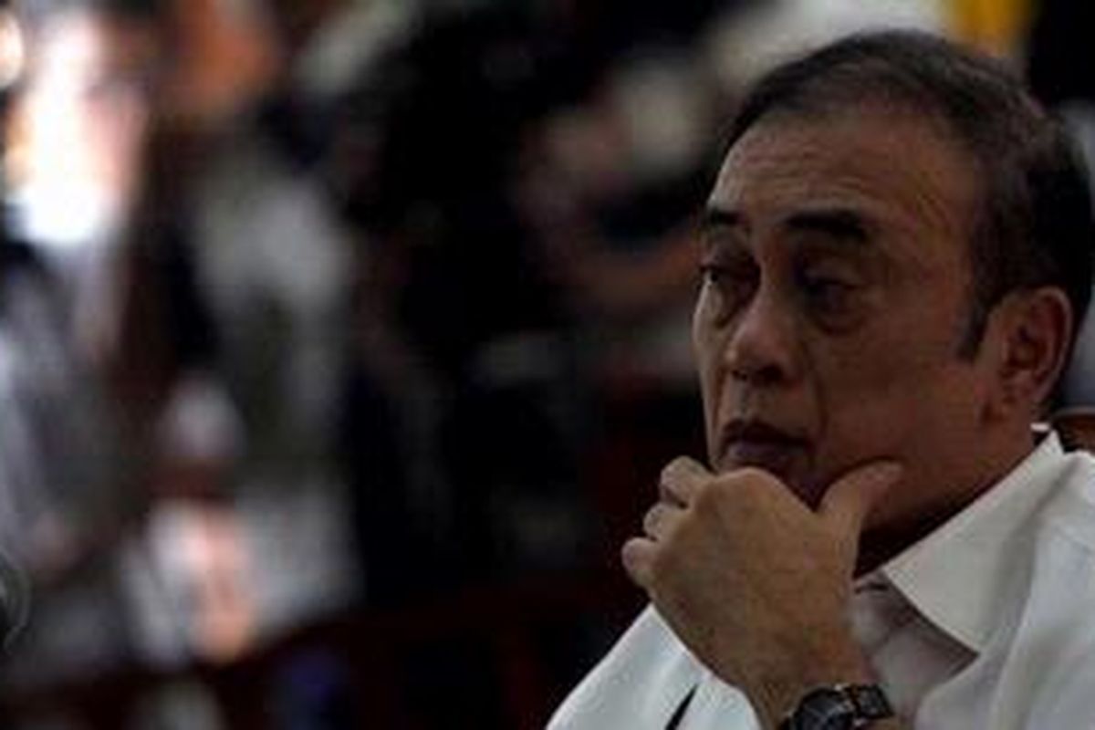 Terdakwa mafia kasus Gayus Halomoan Tambunan tahun 2009 serta dugaan suap dalam kasus PT Salma Arowana Lestari (PT SAL) tahun 2008, Sjahril Djohan menjalani sidang dangan agenda pembacaan putusan oleh majelis hakim di Pengadilan Negeri Jakarta Selatan, Selasa (12/10/2010). Ia divonis satu tahun enam bulan penjara dipotong masa tahanan, denda Rp 50 juta, dan subsider empat bulan penjara. 