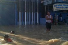 Bosan Mengeluh, Warga Jadikan Banjir sebagai Wisata Air