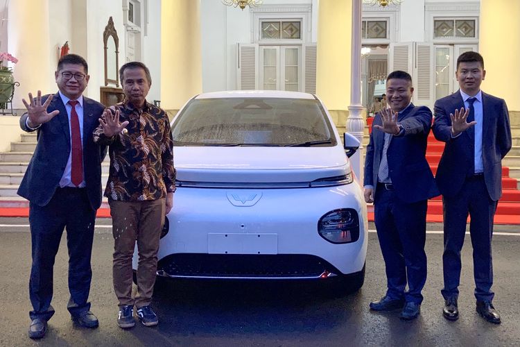 Wuling EV Mendukung Pemerintah Provinsi Jawa Barat Dengan 2 Cloud EV Untuk Operasional