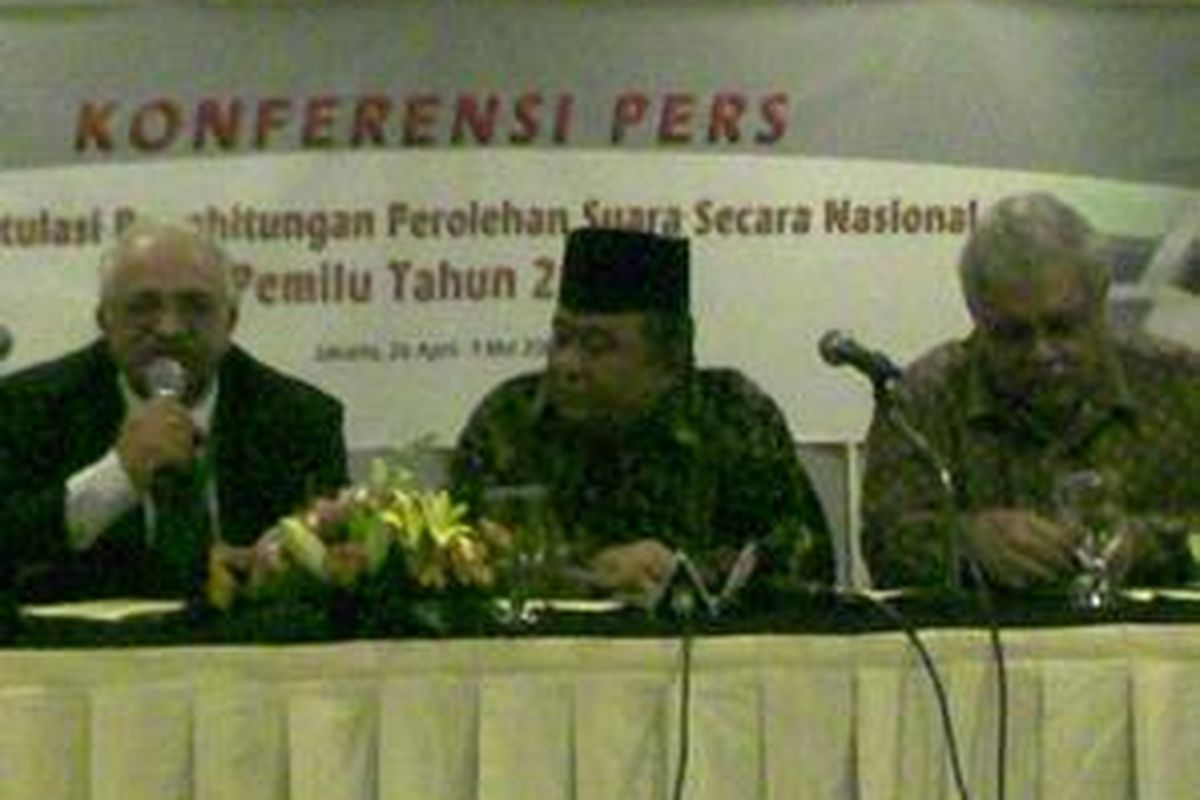 Ketua penyelenggara Pemilu Palestina As'ad Mubarak, Ketua Komisi Pemilihan Umum (KPU) Abdul Hafiz Anshary dan Duta Besar Palestina untuk Indonesia Fariz Mehdawi (ki-ka) memberikan keterangan pers dalam rangka kunjungan kerja penyelenggara Pemilu Palestina ke Indonesia, di Hotel Borobudur, Senin (27/4).