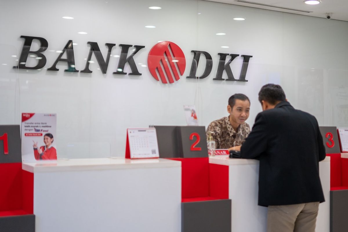 Ilustrasi layanan di kantor cabang Bank DKI. 