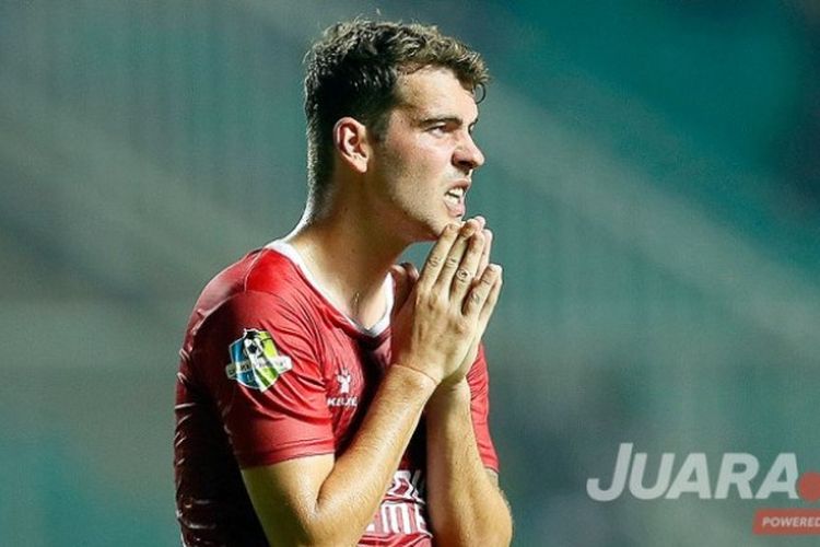 Ekspresi kecewa gelandang PSM Makassar, Wiljan Pluim, setelah gagal mencetak gol ke gawang PS TNI dalam laga lanjutan Liga 1 di Stadion Pakansari Cibinong, Senin (15/5/2017).