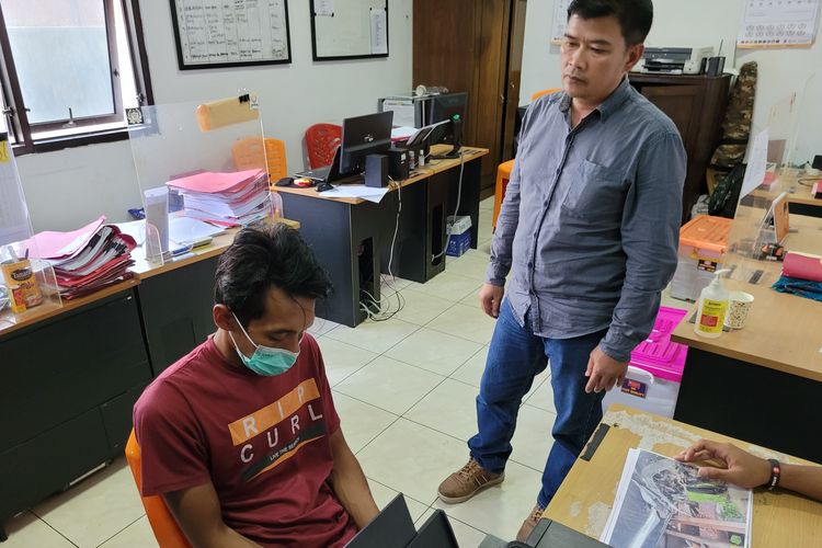 Sopir mobil Fortuner, Candra Andy Prayogo (27), saat diperiksa di Satreskrim Polresta Banyumas, Jawa Tengah, Kamis (20/4/2023).