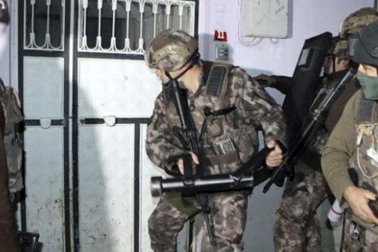 Unit antiteror kepolisian Turki menggerebek sebuah rumah di Adiyaman, Turki selatan, dalam operasi pada Minggu pagi (05/02). 
