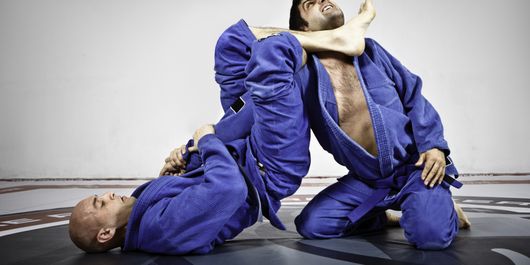 Latihan kuncian dalam Brazilian Jiu Jitsu.