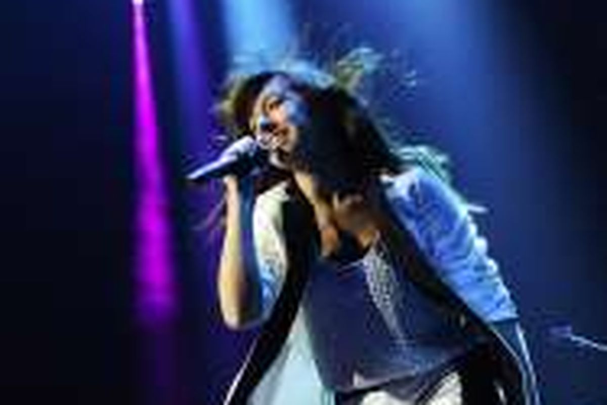 Penyanyi Christina Grimmie tampil dalam konser di Bridgestone Arena, Nashville, pada 25 Oktober 2013. Kontestan The Voice itu tewas ditembak di Orlando, Florida, Jumat (10/6/2016).