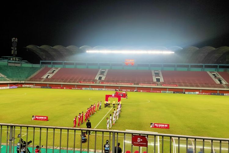 Pertandingan  leg pertama final Piala Menpora 2021 Persija Jakarta melawan Persib Bandung pada Rabu (21/4/2021) diawali dengan mengheningkan cipta. 