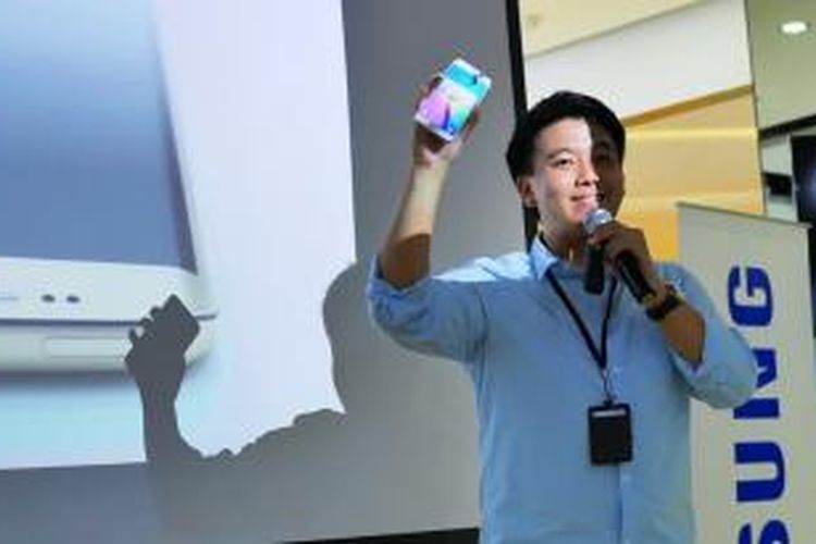 Product Marketing Manager Samsung Mobile Indonesia Flegon Koen menunjukkan perangkat Galaxy S6 Edge dalam acara jumpa pers di Jakarta (8/4/2015)