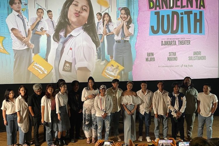 Deretan pemain serial Bandelnya Judith dalam jumpa pers di Djakarta Theater XXI di daerah Menteng, Jakarta Pusat, Kamis (23/11/2023). 