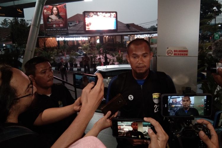 Kapten Persib Bandung, Supardi Nasir, saat memberikan keterangan kepada awak media, di Bandara Husein Sastranegara, Kota Bandung, Jumat (29/11/2019). 