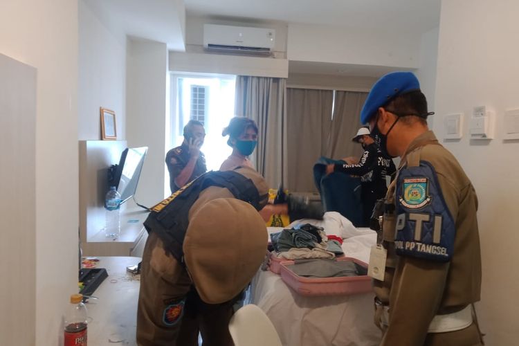 Satpol PP Tangerang Selatan melakukan razia indekos dan hotel di kawasan Serpong yang diduga menjadi lokasi prostitusi online, Rabu (3/2/2021) malam.