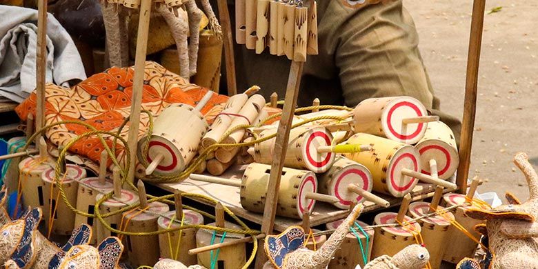 Gasing tradisional dari bambu yang masih dijual di perayaan sekaten