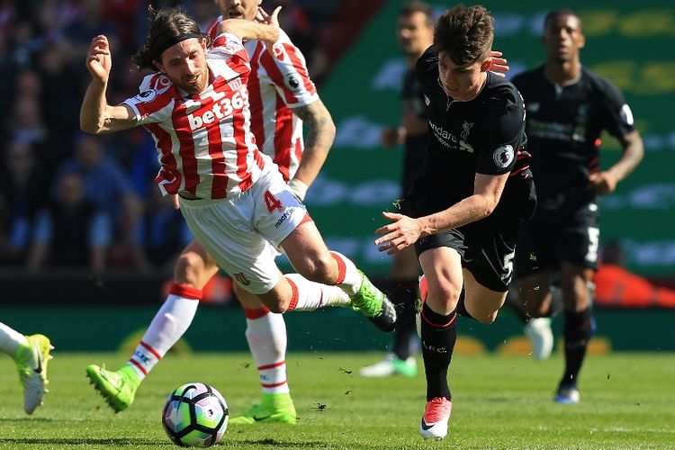 Striker muda Liverpool asal Wales, Ben Woodburn (kanan), berebut bola dengan gelandang Stoke City yang juga dari Wales, Joe Allen, dalam pertandingan Premier League di Bet365 Stadium, Stoke-on-Trent, Sabtu (8/4/2017).