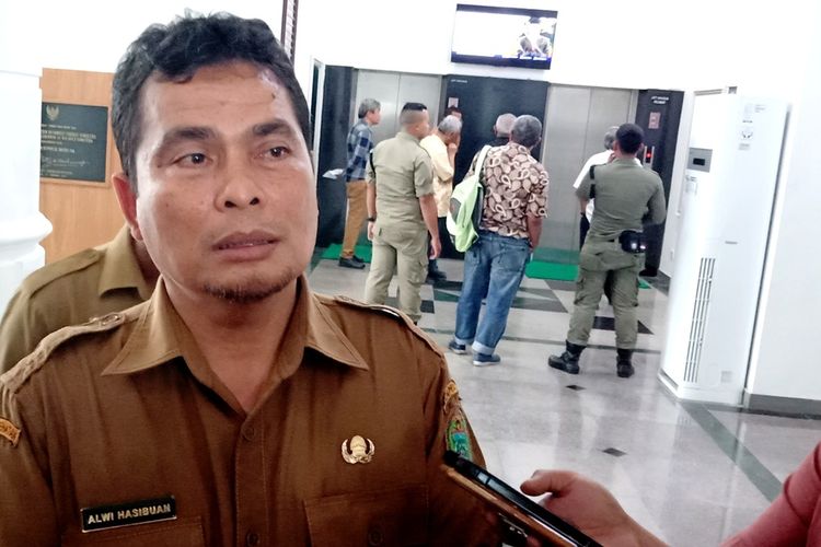 Kepala Dinas Kesehatan Provinsi Sumut Alwi Mujahit Hasibuan mengatakan, terjadi perbedaan signifikan terkait biaya hotel nakes RS GL Tobing dengan RS Martha Friska, Minggu (3/5/2020).