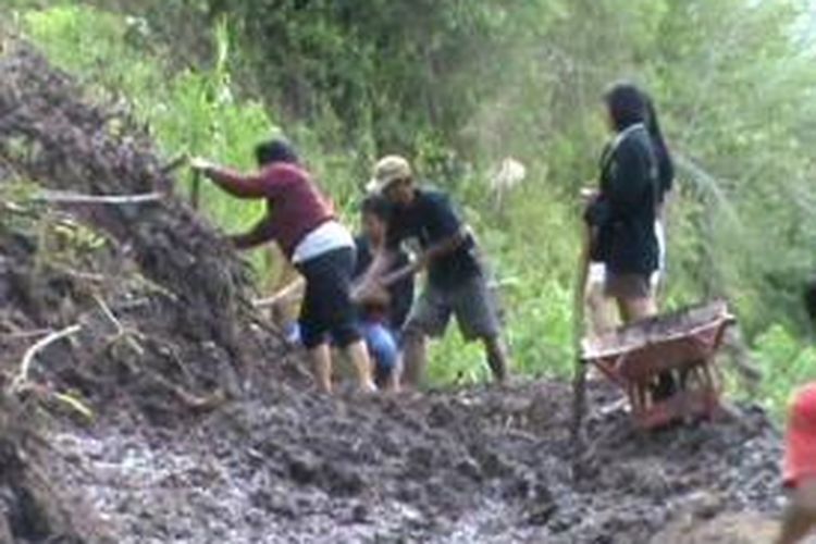 Longsor di desa Suppirang kecamatan Lembang menyebbakan tiga desa di sekitarnya terisolir