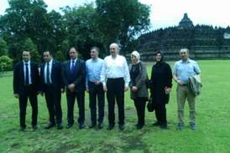 Wakil Perdana Mentri Turki, Numan Kurtulmus, (kemeja putih) di Candi Borobudur, Magelang, Sabtu (5/3/2016).