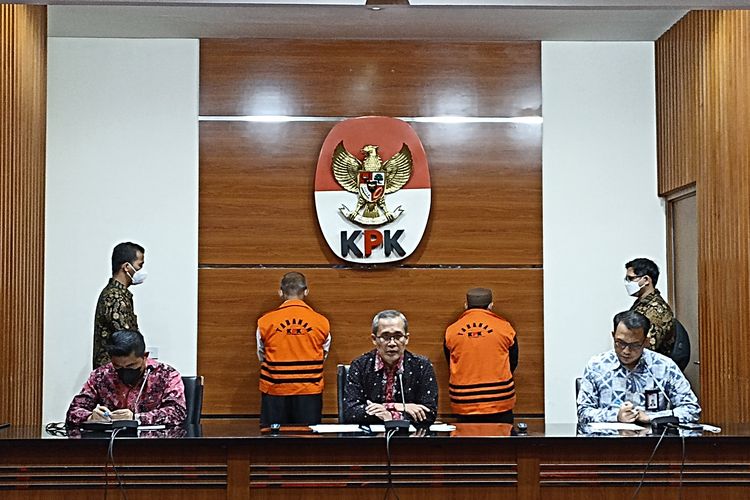 KPK menahan dua tersangka kasus dugaan korupsi pembangunan Stadion Mandala Krida Yogyakarta, berinisial EW dan Sgh..l, Kamis (21/7/2022).