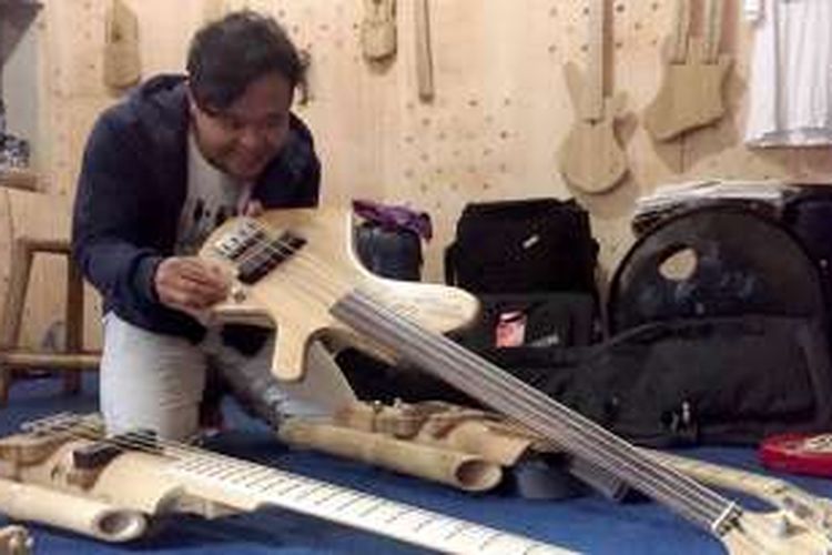 Perajin memeriksa gitar bambu yang baru selesai dibuat di bengkel produksi Indonesian Bamboo Community, di Cimahi, Jawa Barat, Minggu (30/10/2016). Produk alat musik berbahan bambu ini diminati konsumen dari 12 negara.