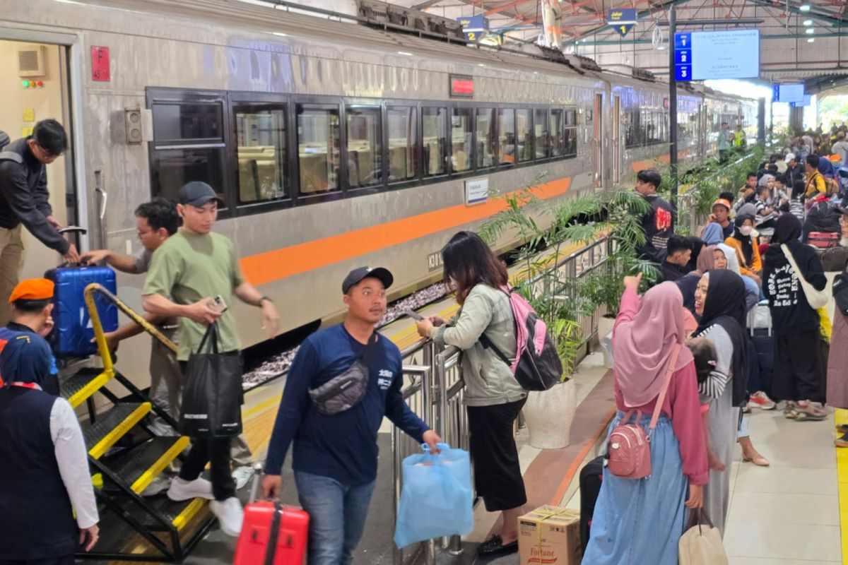 Pemudik tiba di Stasiun Madiun di Kota Madiun, Jawa Timur, Sabtu (29/3/2025).