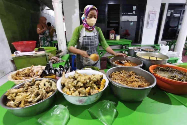 Warung Gudeng dan Lontong Opor Hj. Suyek Jepara