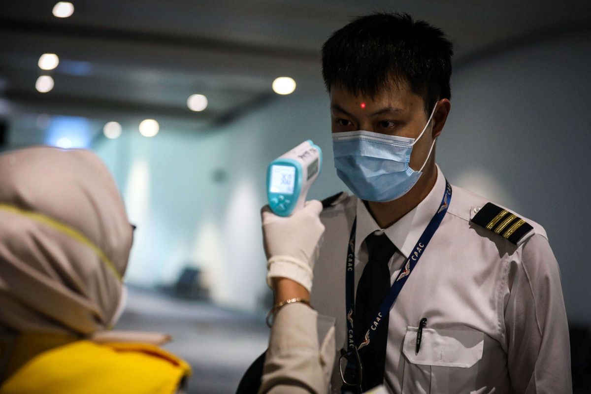 Petugas Kantor Kesehatan Pelabuhan (KKP) bandara Soekarno-Hatta  memeriksa suhu tubuh wisatawan asal China yang baru mendarat di Terminal 3 Bandara Soekarno-Hatta, Selasa (28/1/2020). Saat ini ada sekitar 40.000 penumpang keberangkatan dan kedatangan internasional yang hilir mudik ke Bandara Soekarno-Hatta. Data terakhir mencatat wabah Corona sudah menjangkiti 4.500 orang dan menewaskan 106 orang di China.