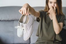 6 Cara Mudah Menghilangkan Bau Tak Sedap pada Sepatu