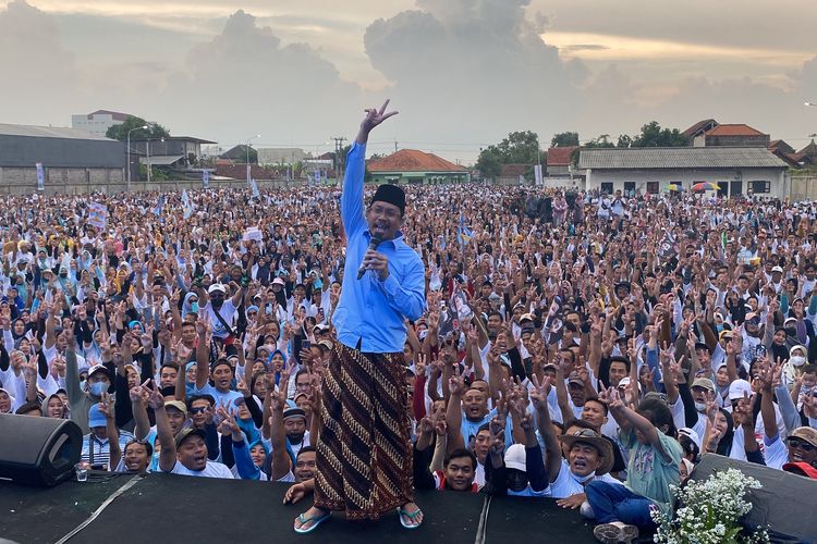 Bupati Sidoarjo, Ahmad Muhdlor Ali (Gus Muhdlor) saat deklarasi dukung Prabowo-Gibran di Ponpes Bumi Shalawat, Kamis (1/2/2024).