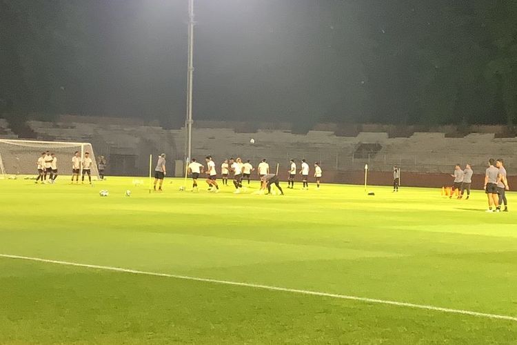 Suasana latihan timnas U17 Indonesia menjelang melawan Ekuador dalam babak penyisihan Grup A Piala Dunia di Gelora 10 November pada Kamis (9/11/2023).