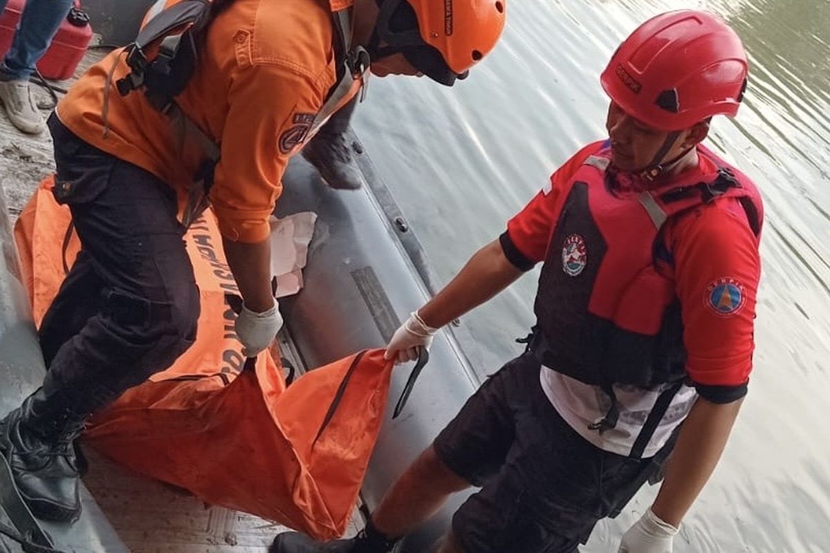 Proses evakuasi jenazah pria tercebur di sungai Surabaya, Selasa (19/11/2024).