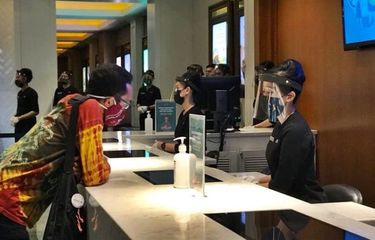 Bioskop XXI di Duta Mall Banjarmasin mulai ujicoba beroperasi pada, Sabtu (17/10/2020). Nampak seorang penonton datang untuk membeli tiket.