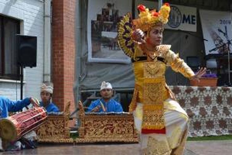 Gamelan mini dan tari Legong dalam acara Open House OBSG diselenggarakan oleh OBSG (Ontmoeting Buitenlandse Studenten Gent) pada 9 Mei 2015 di kota Gent, Belgia.