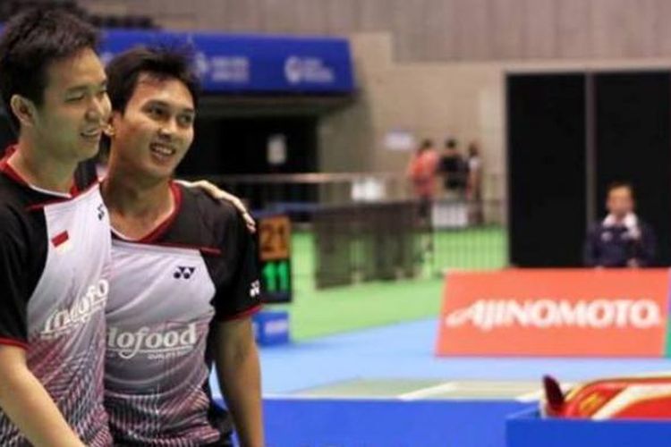 Ganda putra Indonesia, Mohammad Ahsan (kanan)/Hendra Setiawan, saling merangkul usai memenangi pertandingan semifinal melawan pasangan China, Kang Jun/Liu Cheng, pada Yonex Japan Open Superseries 2013, Sabtu (21/9/2013).