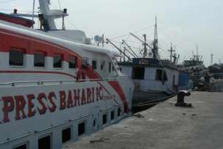 Kapal Express Bahari menuju Pulau Bawean. (KOMPAS/Adi Sucipto)
