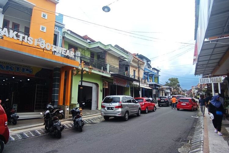 Menunggu Ramai Lebaran yang Tak Kunjung Datang, Potret Perajin Kulit di Jalan Sawo Magetan