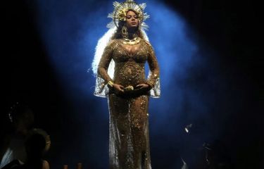 Beyonce saat tampil di acara Grammy 2017. 