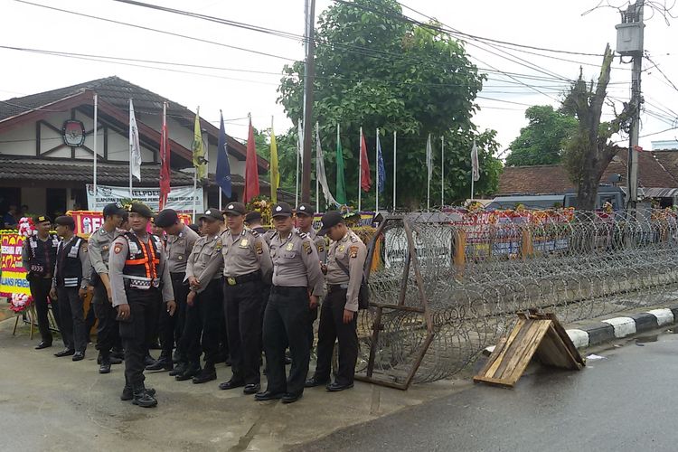 Kawat berduri dibentangkan untuk menjaga kantor KPU Kepulauan Bangka Belitung saat menyambut aksi massa, Jumat (26/4/2019)