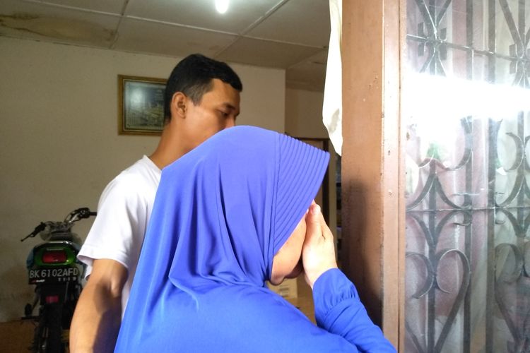 Ibunda RF, Rini menutup wajahnya saat menangis ketika ditanya mengenai sosok anaknya. Menurutnya, RF adalah anak yang baik, penyayang, tulang punggung keluarga. Karena itu dia berharap RF dihukum seringan-ringannya, Selasa (21/1/2020).