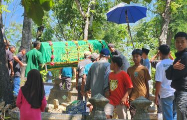 Orangtua Angga, Sawendra (38) dan Ike Purwitasari (34) mengantar jenazah anak sulungnya itu ke peristirahatan terakhir di Pemakaman Umum, Dusun Muneng, Desa Ledokdawan, Kecamatan Geyer, Kabupaten Grobogan, Jawa Tengah, Minggu (12/10/2025) pagi.