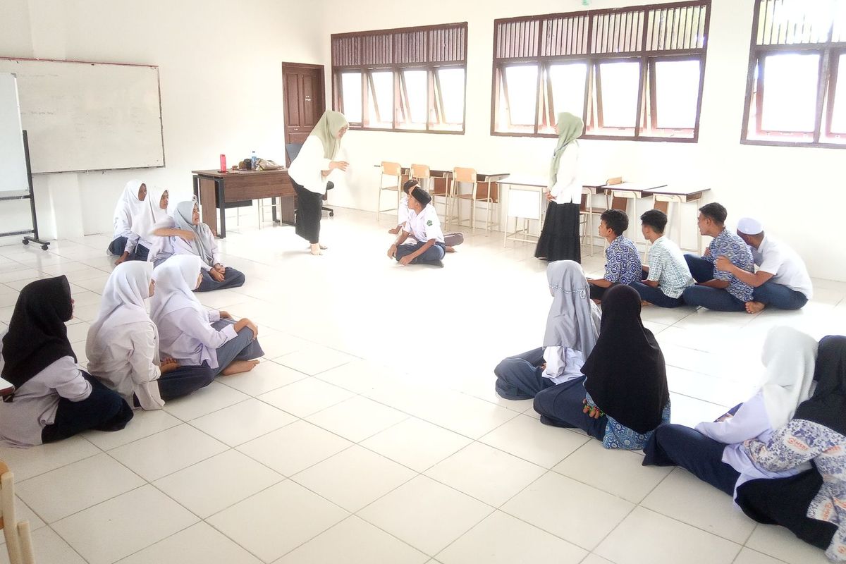 Suasana kegiatan belajar mengajar Sekolah Rakyat Menengah Atas (SRMA) 2 yang berbagi lokasi dengan SMA Unggul Ali Hasjmy di Aceh Besar.