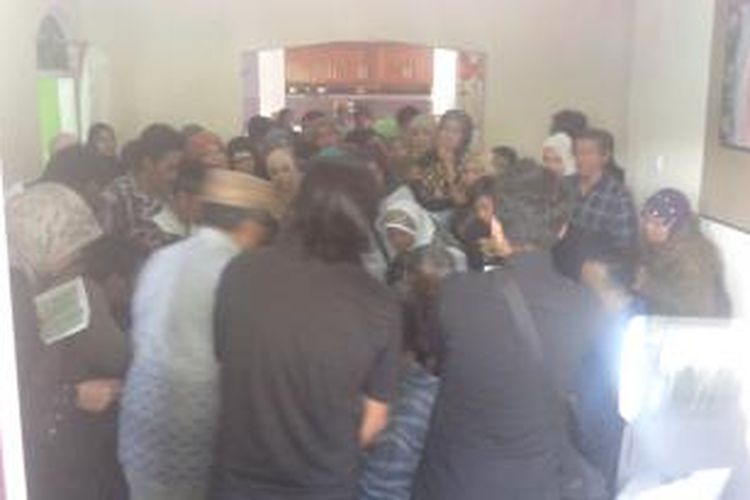 Jenazah Pemimpin Redaksi Kompas.com Taufik Mihardja, tiba di kediamannya di Desa Cikalong Wetan, Bandung Barat, Rabu (27/8/2014).