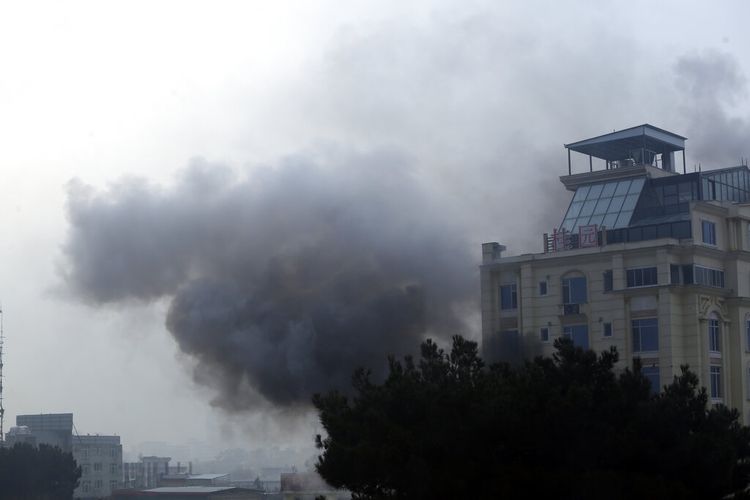 Asap mengepul dari sebuah gedung hotel setelah ledakan dan tembakan di kota Kabul, Afghanistan, Senin, 12 Desember 2022. 