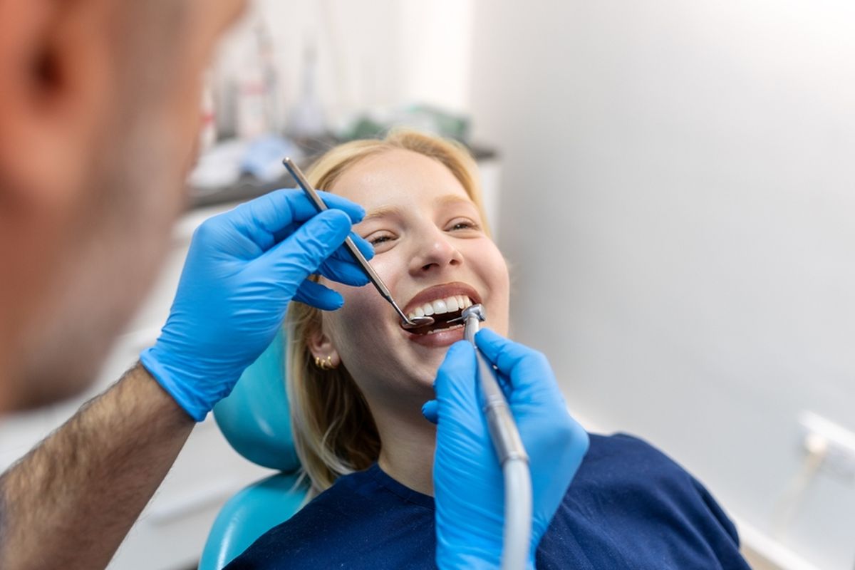 Melakukan pemeriksaan gigi secara teratur adalah salah satu cara mencegah karies gigi.