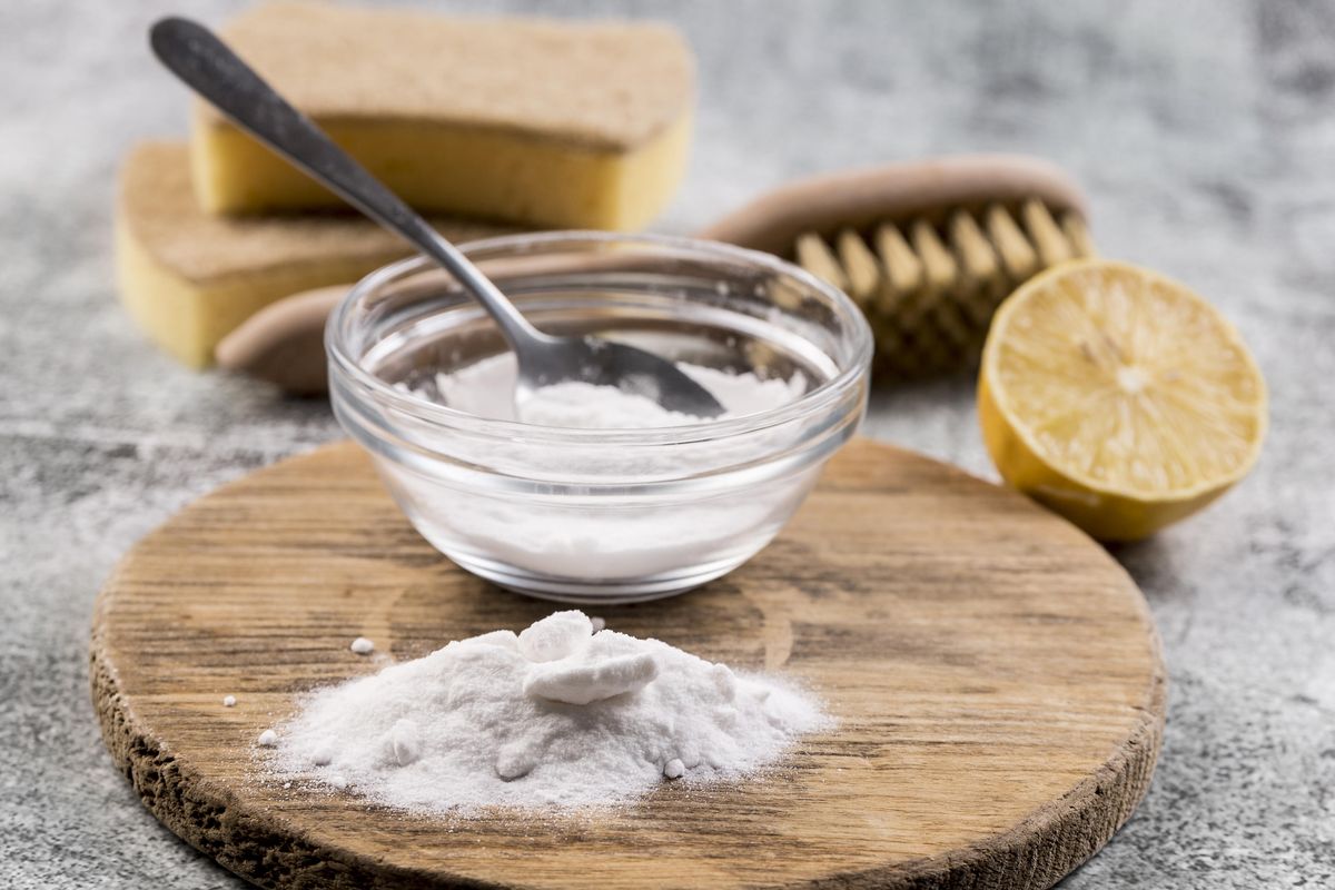 Soda kue diyakini memiliki khasiat antijamur yang bermanfaat sebagai cara menghilangkan ketombe secara alami.