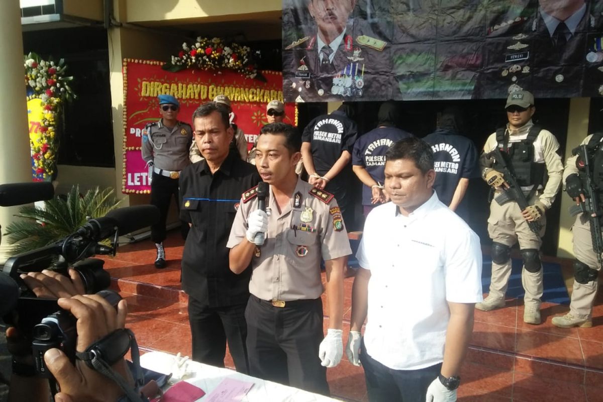 Polisi mengungkap hasil penangkapan 4 orang anggota penjambretan Tenda Orange di Polres Metro Jakarta Barat pada Senin (2/7/2018). 