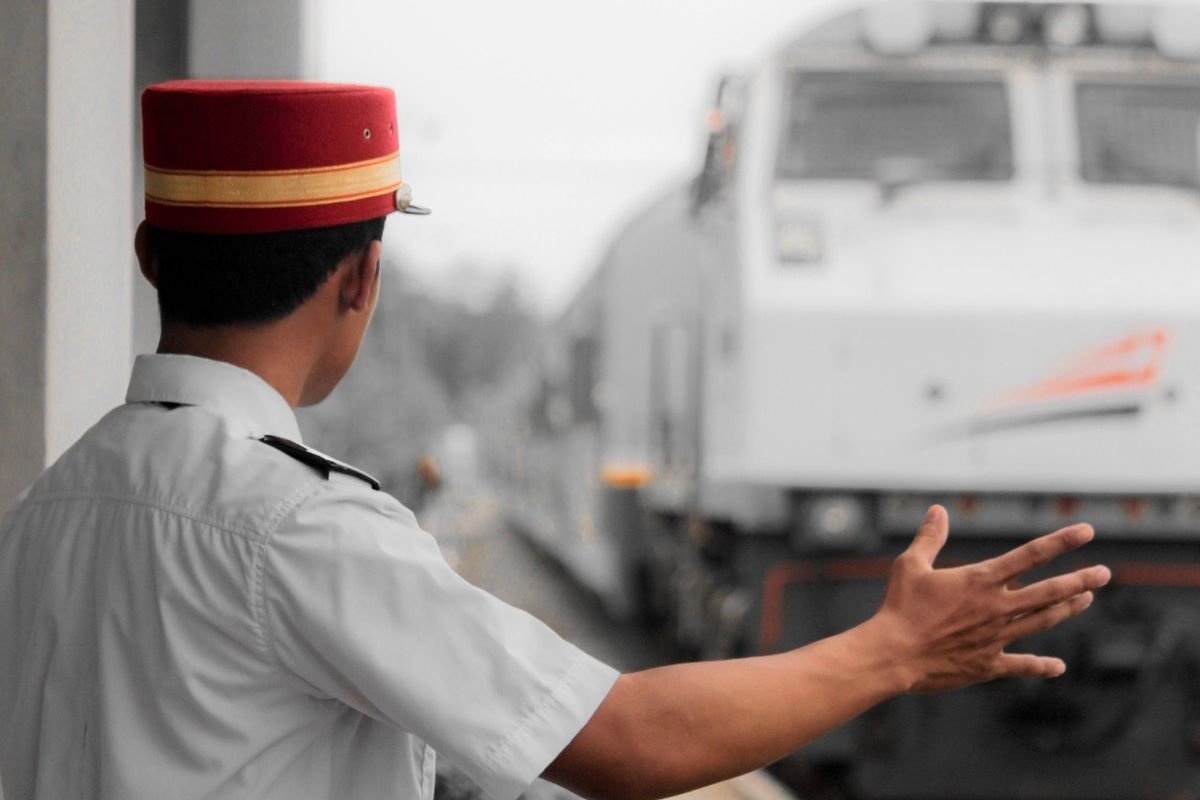 Petugas memberikan aba-aba saat kereta melintas di Stasiun Purwokerto