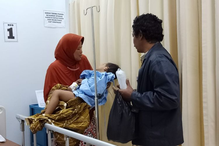 Penderita celah bibir dan langit-langit (bibir sumbing), Suci (3) pasca mengikuti operasi gratis yang diselenggarakan oleh PT Industri Jamu dan Farmasi Sido Muncul Tbk di Serang, Sabtu (9/11/2019).