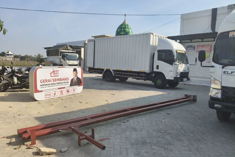 Seluruh barang dagangan yang ada di Gerai Sembako, Koperasi Desa Merah Putih (KDMP) Desa Pucangan, Kecamatan Montong, Kabupaten Tuban, Jawa Timur, ditarik dan diangkut oleh perusahaan mitra strategis yang mensupportnya dari awal berdiri. Selasa (22/7/2025)