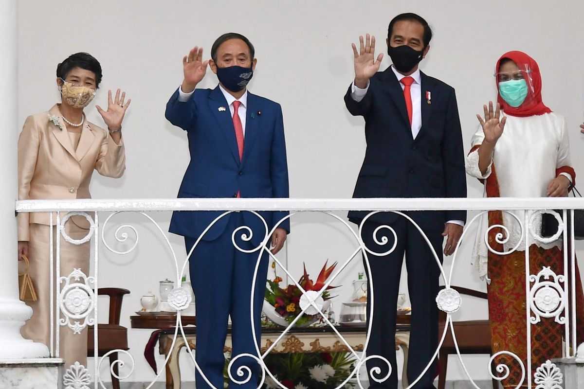 Indonesian President Joko Widodo and Japanese Prime Minister Yoshihide Suga as well as their wives greet the cameras at the Presidential Palace in Bogor, West Java (20/10/2020)