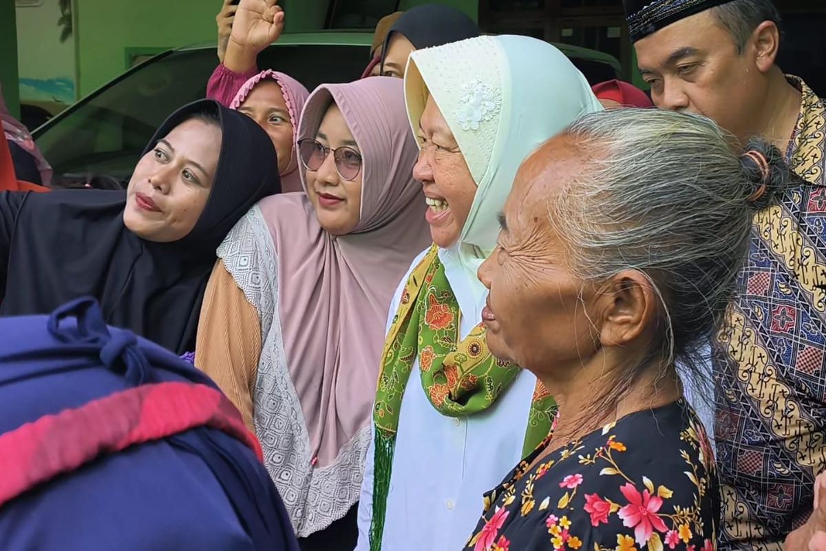 Calon Gubernur (Cagub) Jawa Timur (Jatim) nomor urut tiga, Tri Rismaharini mendapat sambutan antusias dari masyarakat Kecamatan Balung, Kabupaten Jember, terutama dari kalangan petani muda saat melakukan kunjungan di wilayah ini, Jumat (22/11/2024).